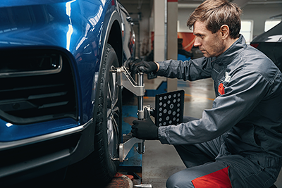 A mechanic works on a tire of a Kia in Shiloh, IL