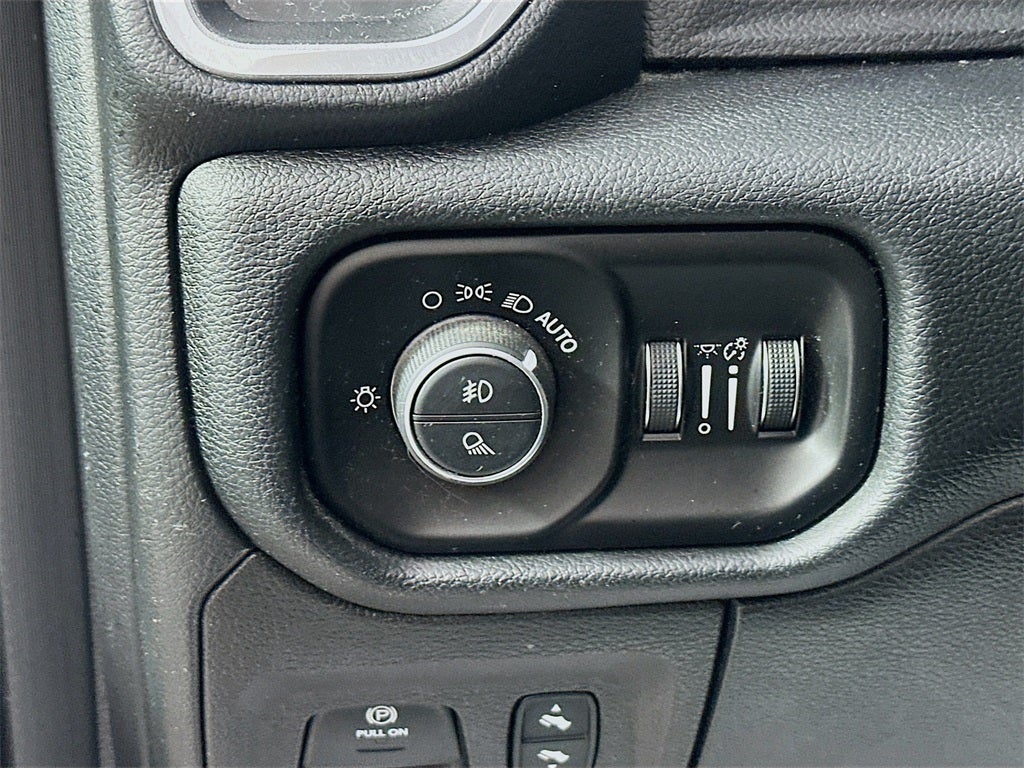 2020 RAM 1500 Laramie Crew Cab 4x4 5'7' Box