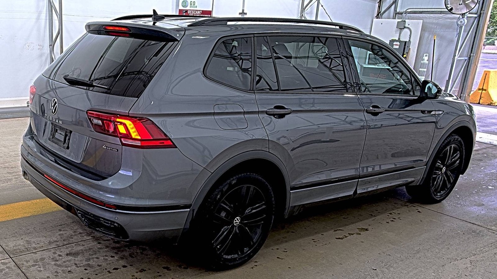 2022 Volkswagen Tiguan SE R-Line Black